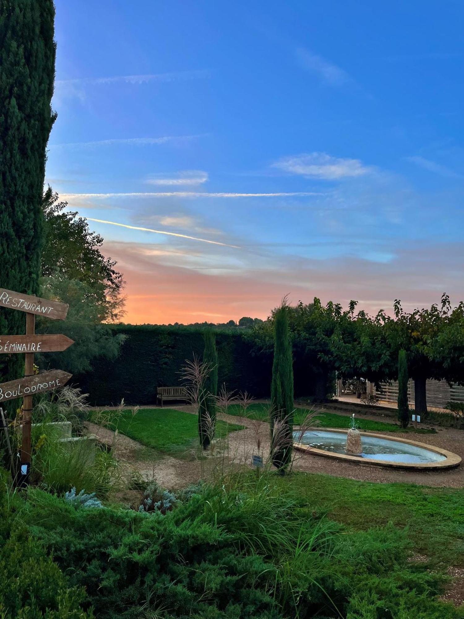 Mercure Aix-En-Provence Sainte-Victoire Chateauneuf-le-Rouge Luaran gambar