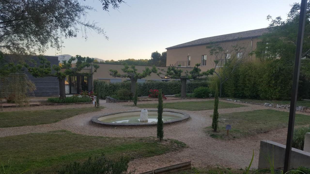 Mercure Aix-En-Provence Sainte-Victoire Chateauneuf-le-Rouge Luaran gambar